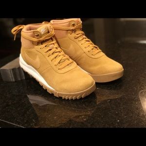 Men’s Nike Boots 11